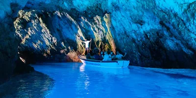 Blue Cave Dubrovnik tour — Garitransfer speedboat at the cave entrance
