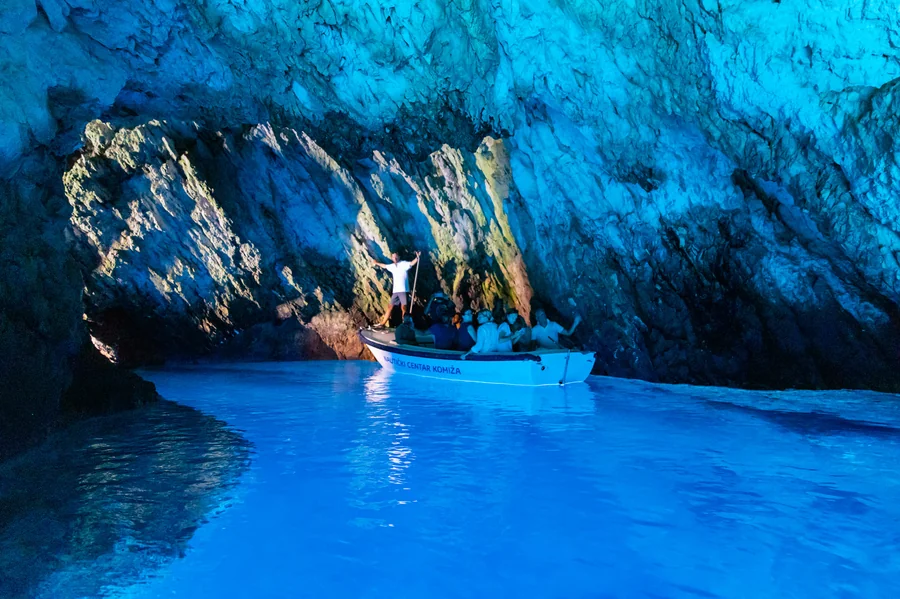 Blue Cave Dubrovnik tour — Garitransfer speedboat at the cave entrance