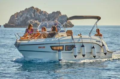 Rent a boat Dubrovnik — group of friends on a Garitransfer speedboat on the Adriatic